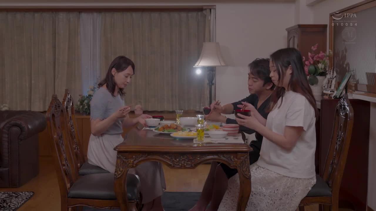 ROE-128 | 被想要成为内衣模特儿的丈母娘给诱惑的我…随着本能一次又一次的陷入在性爱当中的一个礼拜 安野由美 | 撸撸吧-视频,色播,色站,色情女优,色片宝库,啪啪谜片